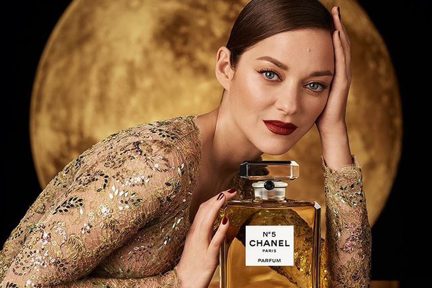 Легендата Chanel No. 5 – как и защо този аромат продължава да е на върха при дамските парфюми
